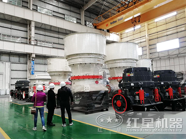 图为客户参观红星圆锥破车间 图为客户参观红星圆锥破车间